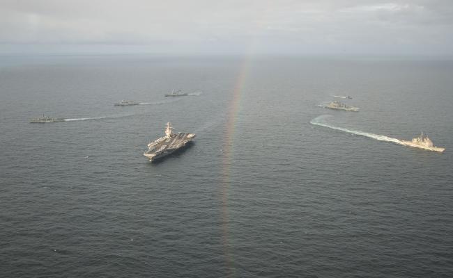 Mandag seilte hangarskipet USS Gerald R. Ford nordpå i formasjon med allierte fartøy i følgende rekkefølge: den britiske fregatten HMS Northumberland (t.v.), den amerikanske missilkrysseren USS Normandy (t.h.), den norske fregatten KNM Otto Sverdrup (andre t.v.), det britiske tankskipet RFA Tidespring (andre t.h.), den britiske destroyeren HMS Defender (tredje t.v.) og den norske fregatten KNM Steil (tredje t.h.). (Foto: Jacob Mattingly/USAs marine)