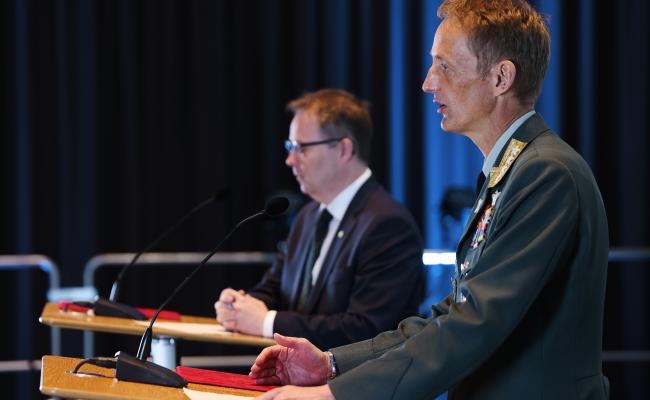 Forsvarsminister Bjørn Arild Gram (Sp) og forsvarssjef General Eirik Kristoffersen under fremleggelsen av Forsvarssjefens Fagmilitære råd 2023. (Foto: Torbjørn Kjosvold / Forsvaret) Forsvarsminister Bjørn Arild Gram og forsvarssjef General Eirik Kristoffersen