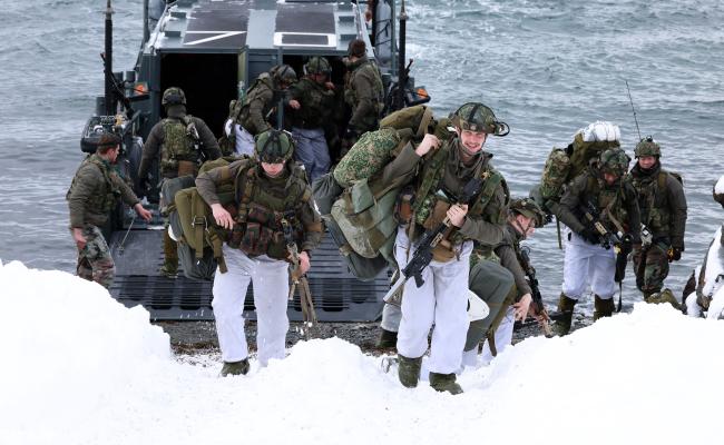 Årets største militærøvelse i Norge, Joint Viking, foregikk hovedsakelig i Troms i mars – og inkluderte styrker fra USA, Canada, Storbritannia, Nederland, Tyskland, Frankrike, Finland og Sverige. Her trener nederlandske marinesoldater på en landgangsoperasjon i Mestervik, Balsfjord kommune, under denne øvelsen. (Foto: Torbjørn Kjosvold/Forsvaret)