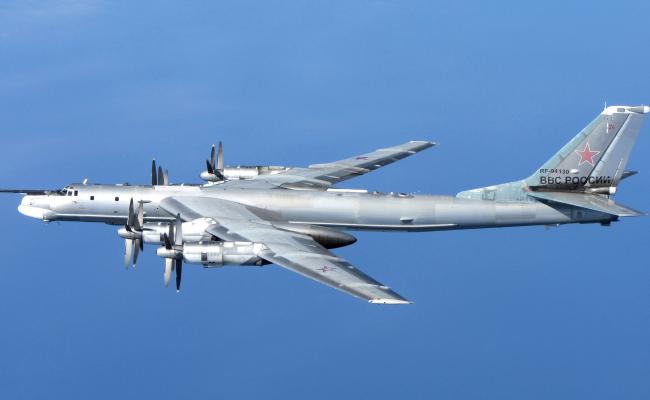 Et russisk strategisk bombefly av typen Tu-95. (Foto: RAF/MOD)
