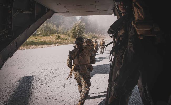 Amerikanske marinesoldater i 26th Marine Expeditionary Unit sist uke under øving på Bardufoss, indre Troms, med fly av typen MV-22B Osprey. Overordnet hensikt med denne treningen i nord er å styrke amerikansk-norsk samspill – og vise USAs fortsatte forpliktelse til Nato-allierte, ifølge marinekorpset. (Foto: Aziza Kamuhanda/USAs marinekorps) USAs marinekorps (26th Marine Expeditionary Unit) på Bardufoss august 2023