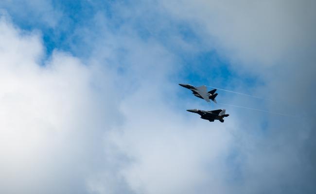 På forsommeren deltok USA på den store nordiske jagerflyøvelsen Arctic Challenge Exercise, som dels foregikk ut fra Rovaniemi og Pirkkala i Finland. Her er amerikanske F-15E jagerfly i aksjon under denne øvingen. Denne uka danner Rovaniemi også treningsbase for en amerikansk luftstyrke med blant annet jagerfly av typen F-16. (Foto: Gaspar Cortez/USAs luftforsvar) Amerikanske F-15E under Arctic Challenge Exercise