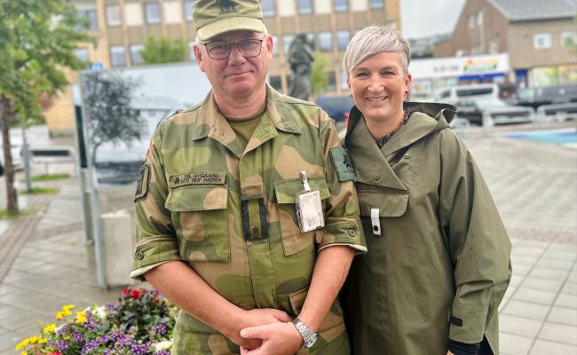 Major Pål B. Nygaard, hovedtillitsvalgt hæren NOF, og Guro Brandshaug, ordførerkandidat Sør-Varanger arbeiderparti