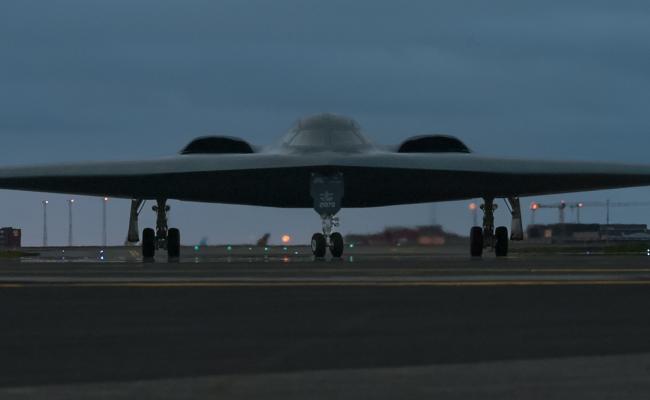 Amerikanske B-2 Spirit bombefly ankom Keflavík flystasjon 13. august. Det er tredje gang at USAs luftforsvar foretar en utplassering av denne typen bombefly på Island. Dette er et viktig bidrag til avskrekking i Nord-Europa, framholder den islandske regjeringen. (Foto: Robert Hicks/USAs luftforsvar)