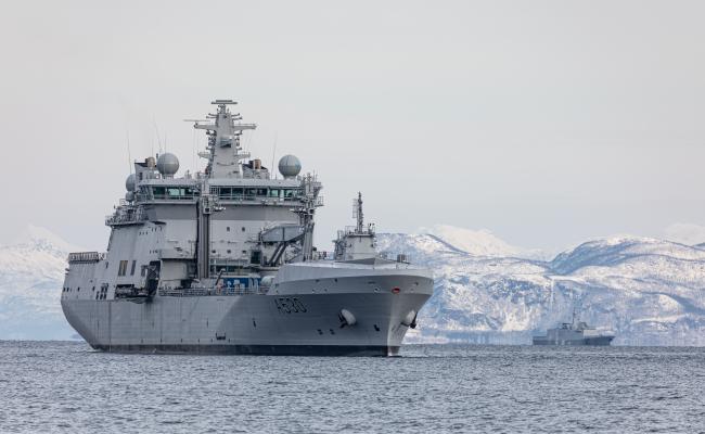 Den franske marinen er til stede i nordlige farvann med flere fartøyer for tida. En ubåt og et militært støttefartøy har nylig besøkt Tromsø – og framover skal en fransk fregatt eskortere det britiske hangarskipet HMS Queen Elizabeth, som nå opererer langs norskekysten. Her er bilde av fregatten FS Aquitaine under en tidligere øvelse i Nord-Norge. (Foto: Marius Vågenes Villanger/Forsvaret)