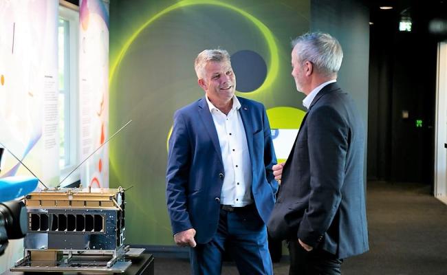 Fiskeri- og havminister Bjørnar Skjæran og direktør ved Norsk romsenter Christian Hauglie-Hanssen.