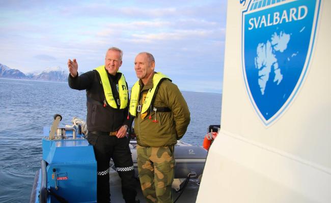 Sysselmester på Svalbard Lars Fause sier at det har vært en positiv utvikling i det arbeidet som har vært lagt ned siden sjefen for Forsvarets operative hovedkvarter generalløytnant Yngve Odlo besøkte Svalbard i februar i fjor. (Foto: Hanne Olafsen/Forsvaret). Lars Fause og Yngve Odlo på Svalbard