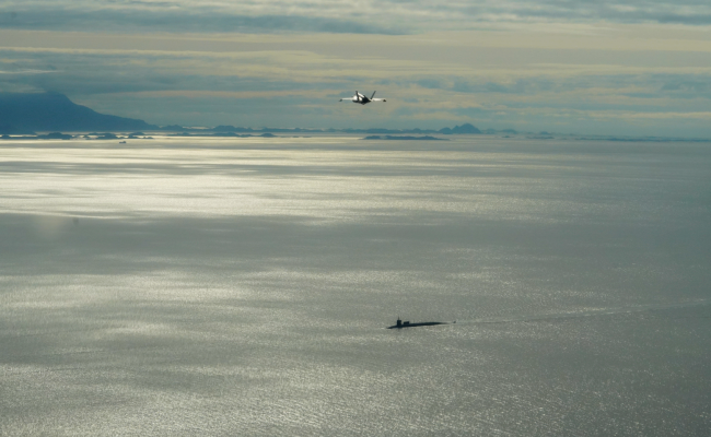 Et norsk F-35 jagerfly og den amerikanske atomubåten USS Florida (SSGN 728) under øving tidligere i høst i Vestfjorden, Nordland.