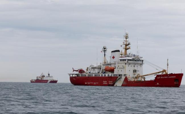The USCGC Healy and the Canadian Coast Guard's icebreaker CCGS Sir Wilfrid Laurier at a joint operation in the Beaufort Sea on August 28th. (Photo: Michael Underwood/US Coast Guard) >