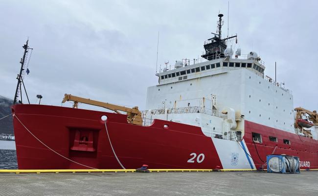 USCGC Healy er en av to aktive polare isbrytere i USAs kystvakt – og er landets eneste overflatefartøy som rutinemessig opererer i Polhavet. Her ligger det til kai i Breivika havn, Tromsø, i starten av oktober etter en månedlang forskningsekspedisjon i det østlige Arktis. (Foto: Astri Edvardsen) USCGC Healy i Tromsø