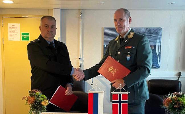 Fra norsk-russisk toppmøte i nord. Bildet viser generalløytnant Stanislav Vladimirovitsj Maslov, sjef for FSBs Grensedirektorat for det vestlige arktiske område og generalløytnant Yngve Odlo, sjef Forsvarets operative hovedkvarter. (Foto: Forsvaret) Norsk russisk toppmøte