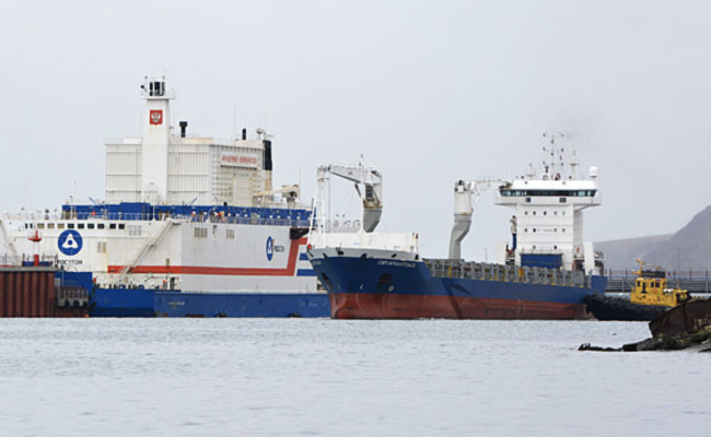 Smp Arkhangelsk arrives next to the floating nuclear power plant Akademik Lomonosov. (Source: Town of Pevek) Smp Arkhangelsk in Pevek.