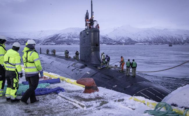 USS Washington (SSN 787) ligger nå til kai ved Grøtsund havn, Tromsø. Her er bilde fra ubåtens første besøk ved havna i januar 2022. Den er av Virginia-klassen, som består av raske angrepsubåter utrustet med torpedoer eller sjømålsmissiler. De kan også bære Tomahawk kryssermissiler. (Foto: Jonny Karlsen/Forsvaret)