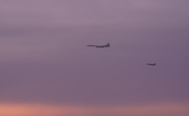 Den russiske flystyrken ble anført av to Tu-160 strategiske bombefly (Nato-betegnelse: Blackjack). Her er et av dem sammen med et MiG-31 jagerfly. (Foto: Luftforsvaret).