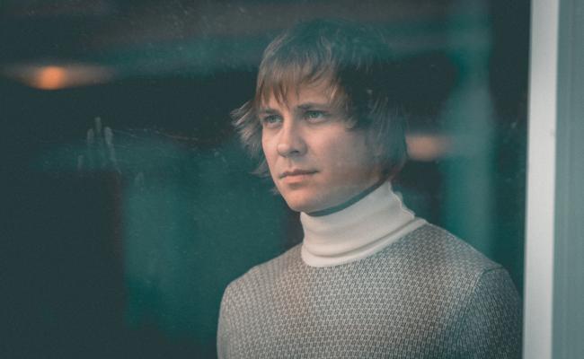 I møte med en verden der krig griper om seg, laget artist Herman «Manne» Rundberg joiken «Ráfi», som betyr fred på nordsamisk. I forlengelsen har han tatt initiativ til både en digital kulturfestival og støttekonserter for fred med navnet «Joik for peace». (Foto: Sverre Simonsen)