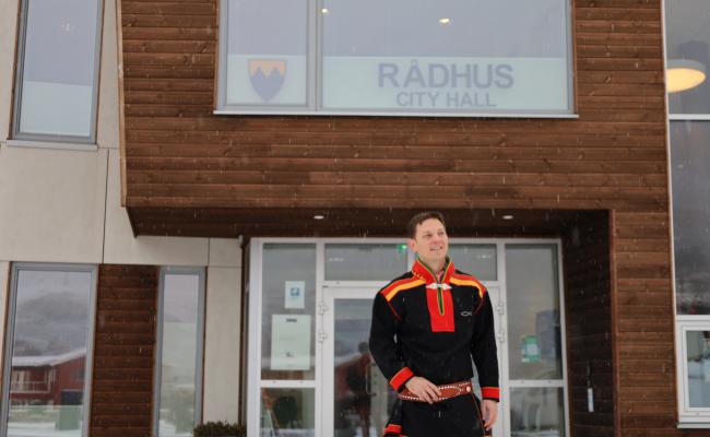 Sigurd Rafaelsen utenfor rådhuset i Kjøllefjord