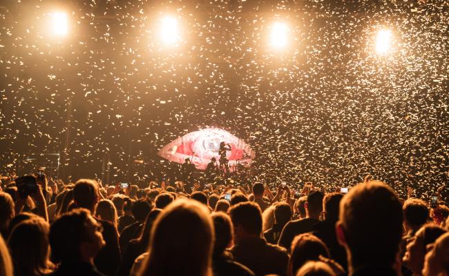 Iceland Airwaves er en verdenskjent årlig festival i Reykjavik, Island. Festivalen debuterte i en flyhangar ved Keflavík lufthavn i 1999 – og har siden spredt seg til den islandske hovedstadens platebutikker og kunstmuseer, barer og kirker, nattklubber og store scener. Bilde fra en tidligere utgave av festivalen. (Foto: Ásgeir Helgi)