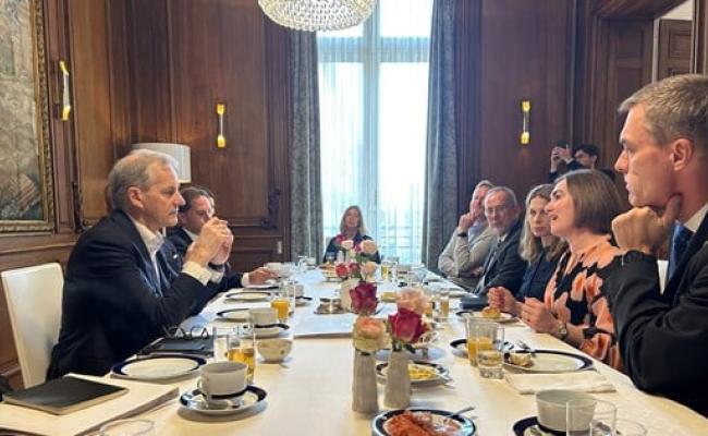 Jonas Gahr Støre og forskere på One Planet Polar Summit