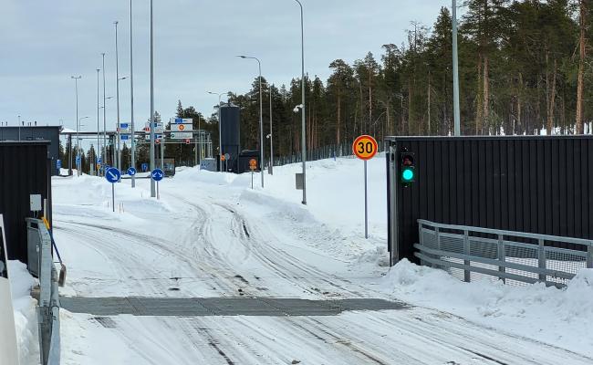 Her er Raja-Joseppi, den nordligste grenseovergangen mellom Finland og Russland. Siden sist uke ble all trafikk over grensa mellom landene konsentrert hit. Fra natt til i dag, torsdag, ble også denne grensestasjonen stengt. (Foto: Arne O. Holm)
