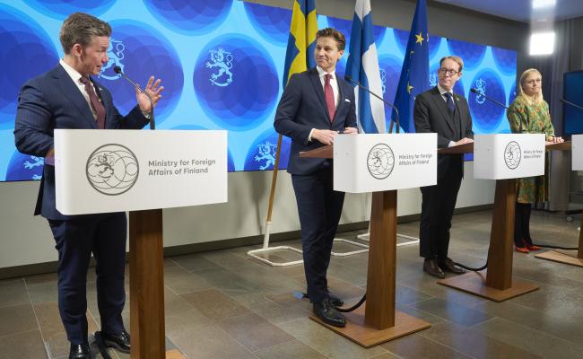 Denne uka dro Sveriges forsvarsminister Pål Jonson (ytterst t.v.) og utenriksminister Tobias Billström (tredje f.v.) til Helsinki for møter med sine finske kolleger, forsvarsminister Antti Häkkänen og utenriksminister Elina Valtonen. (Foto: Kimmo Räisänen/Finlands utenriksministerium)