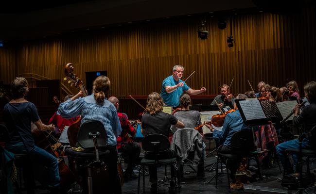 Lapland Chamber Orchestra fra Finland øver sammen med Arktisk Filharmoni før konserten, under dirigent John Storgårds ledelse. (Foto: Vidar Thorbjørnsen) John Storgårds prøver Foto Vidar Thorbjørnsen