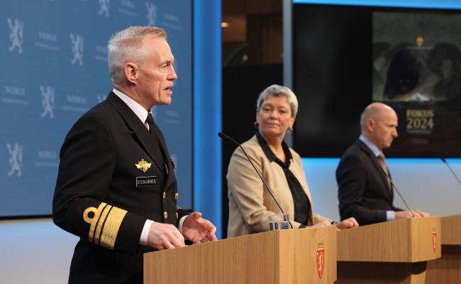 Sjef for Etterretningstjenesten, viseadmiral Nils Andreas Stensønes, sjef for Politiets sikkerhetstjeneste Beate Gangås og sjef for Nasjonal sikkerhetsmyndighet Lars Christian Aamodt under fremleggelsen av Nasjonal trusselvurdering 2024. (Foto: Torbjørn Kjosvold / Forsvaret).  Fra felles framlegging av trussel- og risikovurderinger