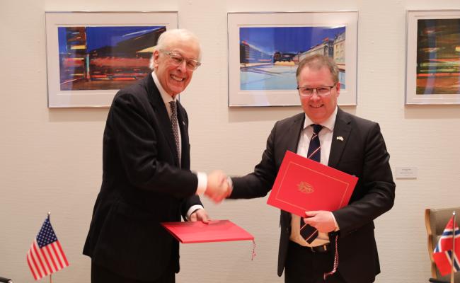 USAs ambassadør til Norge, Marc Nathanson, og Norges forsvarsminister Bjørn Arild Gram (Sp) ved signeringen av en reforhandlet tilleggsavtale om forsvarssamarbeid på fredag. Framover skal avtalen sendes på høring, og så behandles i Stortinget. (Foto: Asgeir Spange Brekke/Forsvarsdepartementet) USAs ambassadør til Norge, Marc Nathanson, og Norges forsvarsminister Bjørn Arild Gram (Sp) ved signeringen av en reforhandlet tilleggsavtale om forsvarssamarbeid på fredag. Framover skal avtalen sendes på høring, og så behandles i Stortinget. (Foto: Asgeir Spange Brekke/Forsvarsdepartementet)