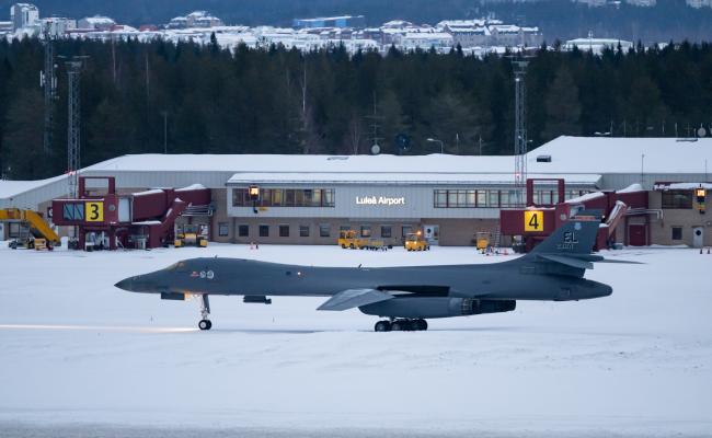 To amerikanske B-1B Lancer strategiske bombefly utfører for tida et Bomber Task Force-oppdrag ut fra Luleå-Kallax flystasjon i Norrbotten. – BTF-operasjoner gir amerikanske ledere strategiske alternativer for å berolige allierte og partnere, samtidig som de avskrekker potensiell aggresjon fra motstandere på tvers av kloden, uttaler USAs luftstyrker i Europa. (Foto: Jesper Sundström/Försvarsmakten)