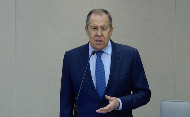 Russlands utenriksminister Sergej Lavrov trakk fram gunstige sider ved avtalene med Norge og USA om maritime avgrensninger da han i Statsdumaen ble bedt om å ta stilling til om avtalene burde sies opp. (Skjermdump fra Russlands utenriksministerium)