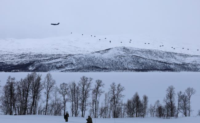 Fra fallskjermhopp ved Takvatnet, indre Troms