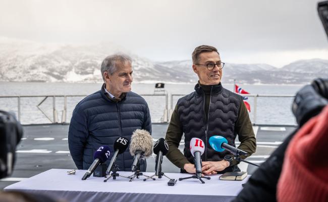 Norges statsminister Jonas Gahr Støre (Ap) og Finlands president Alexander Stubb (Samlingspartiet) besøkte torsdag allierte tropper i Alta-området, Vest-Finnmark, som tar del i militærøvelsen Nordic Response. Her er de om bord på det nye norske kystvaktskipet KV Bjørnøya, der de også hadde et bilateralt møte. (Foto: Kristian Kapelrud/Forsvaret)