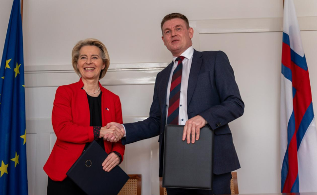Torsdag signerte EU-kommisjonens president Ursula von der Leyen og Færøyenes lagmann Aksel Johannesen en intensjonsavtale som skal danne rammeverk for både et tettere og utvidet partnerskap. (Foto: Bjarni Árting Rubeksen/Færøyenes landsstyre)