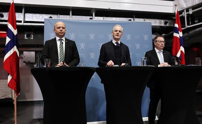 Statsminister Jonas Gahr Støre – flankert av finansminister Trygve Slagsvold Vedum og forsvarsminister Bjørn Arild Gram – presenterte i dag forslag til nye, store investeringer i Forsvaret innenfor rammen av langtidsplanlegging for sektoren. – Å sikre trygghet for folk i Norge er regjeringens mest grunnleggende oppgave. Vi trenger et forsvar som er tilpasset dagens situasjon og trusselbilde, framholder Støre. (Foto: Torbjørn Kjosvold/Forsvaret)