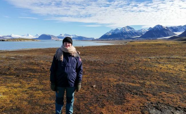 Stipendiat ved Nord Universitet, Tiril Vold Hansen, under sitt feltarbeid på Svalbard i 2022. Hennes forskning er nå publisert i tidsskriftet Polar Record og omhandler kampen om symbolsk kapital i energiomstillingen på Svalbard. (Foto: Privat) Tiril Vold Hansen