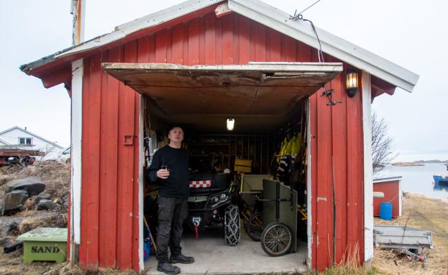 Brannsjef på Helligvær, Tor Inge Olaussen, ved branngarasjen
