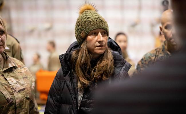 Iris Ferguson leder Pentagons kontor for arktisk strategi og global motstandsdyktighet. Her er hun på besøk ved Elmendorf-Richardson militærbase i Alaska, USA, i mars under øvelsen Arctic Edge 2024. Den handlet om å styrke amerikanske styrkers ferdigheter i et arktisk klima med ekstrem kulde, noe som er en viktig tematikk i forsvarsdepartementets nye strategi for regionen. (Foto: Madisyn Paschal/USAs marinekorps) Iris Ferguson leder Pentagons kontor for arktisk strategi og global motstandsdyktighet. Her er hun på besøk ved Elmendorf-Richardson militærbase i Alaska, USA, i mars under øvelsen Arctic Edge 2024. Den handlet om å styrke amerikanske styrkers ferdigheter i et arktisk klima med ekstrem kulde, noe som er en viktig tematikk i forsvarsdepartementets nye strategi for regionen. (Foto: Madisyn Paschal/USAs marinekorps)