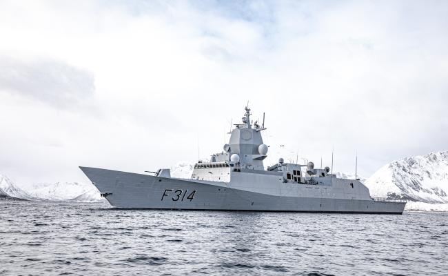 KNM Thor Heyerdal, en av Norges fire fregatter, er her på oppdrag for å vise tilstedeværelse i nordlig del av Norskehavet og i Barentshavet. (Foto: Marius Vågenes Villanger/Sjøforsvaret)