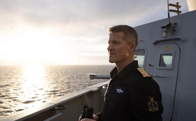 Sjefen for Sjøforsvaret, kontreadmiral Oliver Berdal, om bord på fregatten KNM Fridtjof Nansen under øvelsen Arctic Dolphin i februar. Dette er en årlig øving med fokus på utdanning av ubåtsjefer og antiubåtkrigføring for overflatefartøy. I denne utgaven inngikk også viktig opptrening til vinterens storstilte militære øvingsaktivitet i nord både til havs, i lufta og på land – da i form av tett integrerte Joint Warrior og Nordic Response. (Foto: Ørjan Andreassen/Forsvaret)