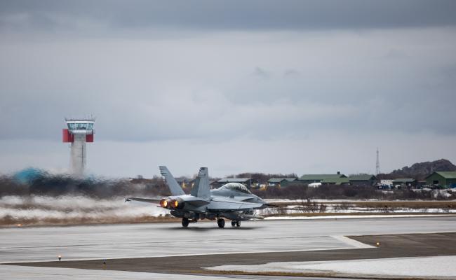 Andøya flystasjon i Vesterålen er lansert som en av flere nye norsk-amerikanske omforente områder i Nord-Norge, og dette grepet støttes av Andøy kommune. Nå tar Stortinget i plenum stilling til om nye slike områder skal opprettes. Her tar et amerikansk F/A-18 Hornet jagerfly av på denne flystasjonen under øvelsen Nordic Response 2024. (Foto: Ella Hagen/Forsvaret) Andøya flystasjon i Vesterålen er lansert som en av flere nye norsk-amerikanske omforente områder i Nord-Norge, og dette grepet støttes av Andøy kommune. Nå tar Stortinget i plenum stilling til om nye slike områder skal opprettes. Her tar et amerikansk F/A-18 Hornet jagerfly av på denne flystasjonen under øvelsen Nordic Response 2024. (Foto: Ella Hagen/Forsvaret)