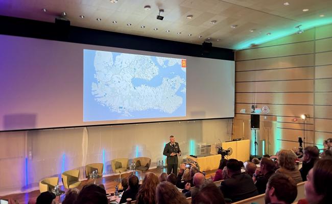 Det nye forsvarsbildet og samarbeid i Norden var tema for hærsjef Lars Lervik sitt innlegg på Responskonferansen i Tromsø. Denne foregikk i regi av Utenriksdepartementet og UiT Norges arktiske universitet – og inviterte til nytenkning omkring norsk utenriks- og sikkerhetspolitikk i nordområdene og Arktis. (Foto: Astri Edvardsen) Det nye forsvarsbildet og samarbeid i Norden var tema for hærsjef Lars Lervik sitt innlegg på Responskonferansen i Tromsø. Denne foregikk i regi av Utenriksdepartementet og UiT Norges arktiske universitet – og inviterte til nytenkning omkring norsk utenriks- og sikkerhetspolitikk i nordområdene og Arktis. (Foto: Astri Edvardsen)