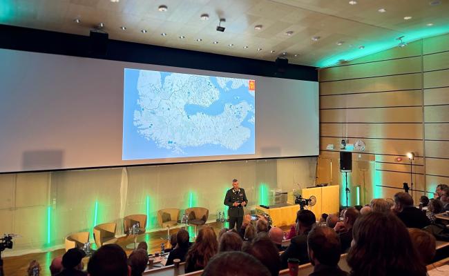 Det nye forsvarsbildet og samarbeid i Norden var tema for sjefen for Hæren, generalmajor Lars Lervik, sitt innlegg på Responskonferansen i Tromsø. Denne foregikk i regi av Utenriksdepartementet og UiT Norges arktiske universitet – og inviterte til nytenkning omkring norsk utenriks- og sikkerhetspolitikk i nordområdene og Arktis. (Foto: Astri Edvardsen) Det nye forsvarsbildet og samarbeid i Norden var tema for sjefen for Hæren, generalmajor Lars Lervik, sitt innlegg på Responskonferansen i Tromsø. Denne foregikk i regi av Utenriksdepartementet og UiT Norges arktiske universitet – og inviterte til nytenkning omkring norsk utenriks- og sikkerhetspolitikk i nordområdene og Arktis. (Foto: Astri Edvardsen)
