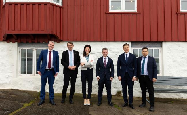 NORDEFCOs nylige ministermøte ble avholdt i den færøyske hovedstaden Tórshavn. F.v.: Færøyenes landsstyreformann for utenriksanliggender, Høgni Hoydal; Danmarks forsvarsminister Troels Lund Poulsen; Islands utenriksminister Thórdís Kolbrún Reykfjörd Gylfadóttir; Sveriges forsvarsminister Pål Jonson; Finlands forsvarsminister Antti Häkkänen – og ekspedisjonssjef i Grønlands departement for selvstendighet og utenriksanliggender, Mininnguaq Kleist. Norge var ikke fysisk representert på møtet. (Foto: Erla Ziskasen) NORDEFCOs nylige ministermøte ble avholdt i den færøyske hovedstaden Tórshavn. F.v.: Færøyenes landsstyreformann for utenriksanliggender, Høgni Hoydal; Danmarks forsvarsminister Troels Lund Poulsen; Islands utenriksminister Thórdís Kolbrún Reykfjörd Gylfadóttir; Sveriges forsvarsminister Pål Jonson; Finlands forsvarsminister Antti Häkkänen – og ekspedisjonssjef i Grønlands departement for selvstendighet og utenriksanliggender, Mininnguaq Kleist. Norge var ikke fysisk representert på møtet. (Foto: Erla Ziska