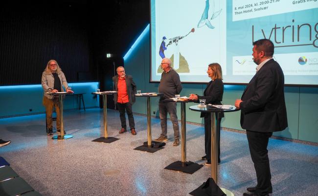 Lytring i Svolvær under tittelen 'Er hvalfangsten død?'. Fra venstre: Redaktør i High North News og debattleder Arne O. Holm, Tore Haug fra Havforskningsinstituttet, Truls Soløy fra Norges Småkvalfangerlag, Unn Haukenes Holgersen fra Nordlandsforskning, og Vidar Thom Benjaminsen, ordfører i Vågan. (Foto: Birgitte Martinussen)