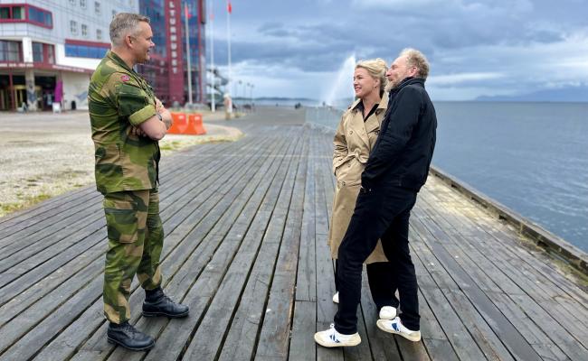 Gjester på High Noon tirsdag: De islandske forfatterne Sigríður Hagalín Björnsdóttir og Jón Kalman Stefánsson i samtale med en leder i den norske herinn; sjef for Brigade Nord, brigader Terje Bruøygard. (Foto: Astri Edvardsen) Gjester på High Noon tirsdag: De islandske forfatterne Sigríður Hagalín Björnsdóttir og Jón Kalman Stefánsson i samtale med en leder i den norske herinn; sjef for Brigade Nord, brigader Terje Bruøygard. (Foto: Astri Edvardsen)