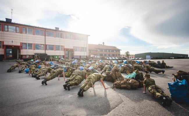 Her trener rekrutter på Høybuktmoen leir ved Garnisonen i Sør-Varanger. Denne rekruttutdanningen for grensevakten skal videreføres, lyder langtidsplanen for Forsvaret. (Foto: Aleksander Ramsland/Forsvaret)