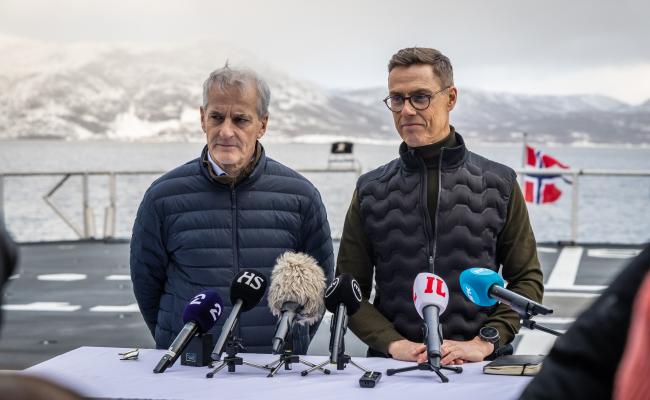 Statsminister Jonas Gahr Støre (Ap) var for første gang vertskap for Finlands nye president Alexander Stubb (Samlingspartiet) i Alta-området i mars under militærøvelsen Nordic Response, som foregikk på tvers av Nordkalotten. Om ei uke venter Støre besøk av Stubb og Sveriges statsminister Ulf Kristersson (M) i Bodø. De tre landenes forsvarsministre vil også delta på møtet. (Foto: Kristian Kapelrud/Forsvaret)