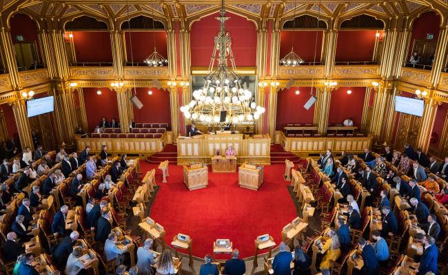 Gjennom behandlingen i Stortinget er det oppnådd et bredt politisk forlik omkring ny langtidsplan for forsvarssektoren i perioden 2025-2036. Tirsdag ble planen vedtatt av Stortinget i plenum, med en total forsvarsramme på 1635 milliarder kroner. Forlikspartiene Ap, H, Sp, FrP, SV, R, V, KrF og MDG understreker viktigheten av denne enigheten, og av deres felles forpliktelse til å realisere planen. (Foto: Peter Mydske/Stortinget)