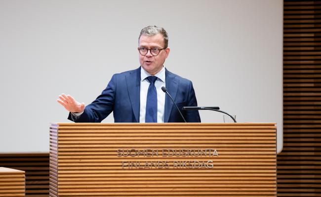 Finlands statsminister Petteri Orpo varsler innsats for å sikre næringsutvikling og livskraftige, robuste samfunn langs landets grense til Russland. Her åpner han et innledende seminar for regjeringens programmer for Nord- og Øst-Finland. (Foto: Aapo Riihimäki/Finlands regjering) Finlands statsminister Petteri Orpo varsler innsats for å sikre næringsutvikling og livskraftige, robuste samfunn langs landets grense til Russland. Her åpner han et innledende seminar for regjeringens programmer for Nord- og Øst-Finland. (Foto: Aapo Riihimäki/Finlands regjering)