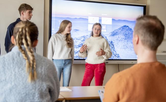 Å gi ungdom i Finnmark kunnskap om hvordan håndtere krisesituasjoner og kunne yte beredskapsbidrag lokalt, er blant sentrale tiltak i et pilotprosjekt som foreslås av statsforvalteren, politiet og Forsvaret i fylket. Illustrasjonsbilde fra Kirkenes videregående skole. (Foto: Jonas Karlsbakk/Barentssekretariatet) Å gi ungdom i Finnmark kunnskap om hvordan håndtere krisesituasjoner og kunne yte beredskapsbidrag lokalt, er blant sentrale tiltak i et pilotprosjekt som foreslås av statsforvalteren, politiet og Forsvaret i fylket. Illustrasjonsbilde fra Kirkenes videregående skole. (Foto: Jonas Karlsbakk/Barentssekretariatet)