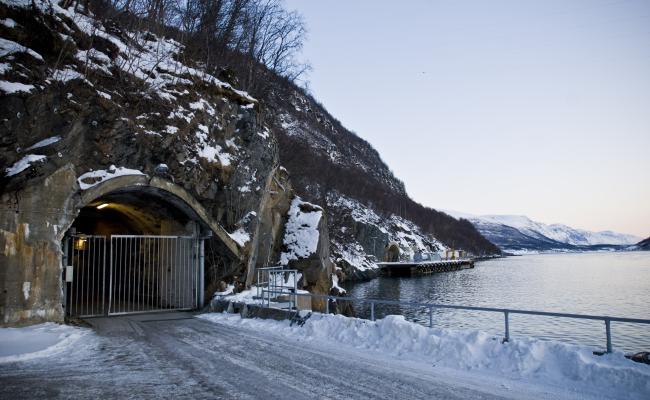 Inngangen til fjellanlegget ved Forsvarets tidligere orlogsstasjon Olavsvern utenfor Tromsø. Å leie tilbake Olavsvern og videreutvikle anleggets kapasitet til å akkomodere større ubåter vil anslagsvis innebære leiekostnader på rundt 50 millioner kroner årlig, og en utvidelseskostnad på omtrent 200 millioner kroner, ifølge Forsvarskommisjonen. (Foto: Erik Drabløs/Forsvaret) Inngangen til fjellanlegget ved Forsvarets tidligere orlogsstasjon Olavsvern utenfor Tromsø. Å leie tilbake Olavsvern og videreutvikle anleggets kapasitet til å akkomodere større ubåter vil anslagsvis innebære leiekostnader på rundt 50 millioner kroner årlig, og en utvidelseskostnad på omtrent 200 millioner kroner, ifølge Forsvarskommisjonen. (Foto: Erik Drabløs/Forsvaret)